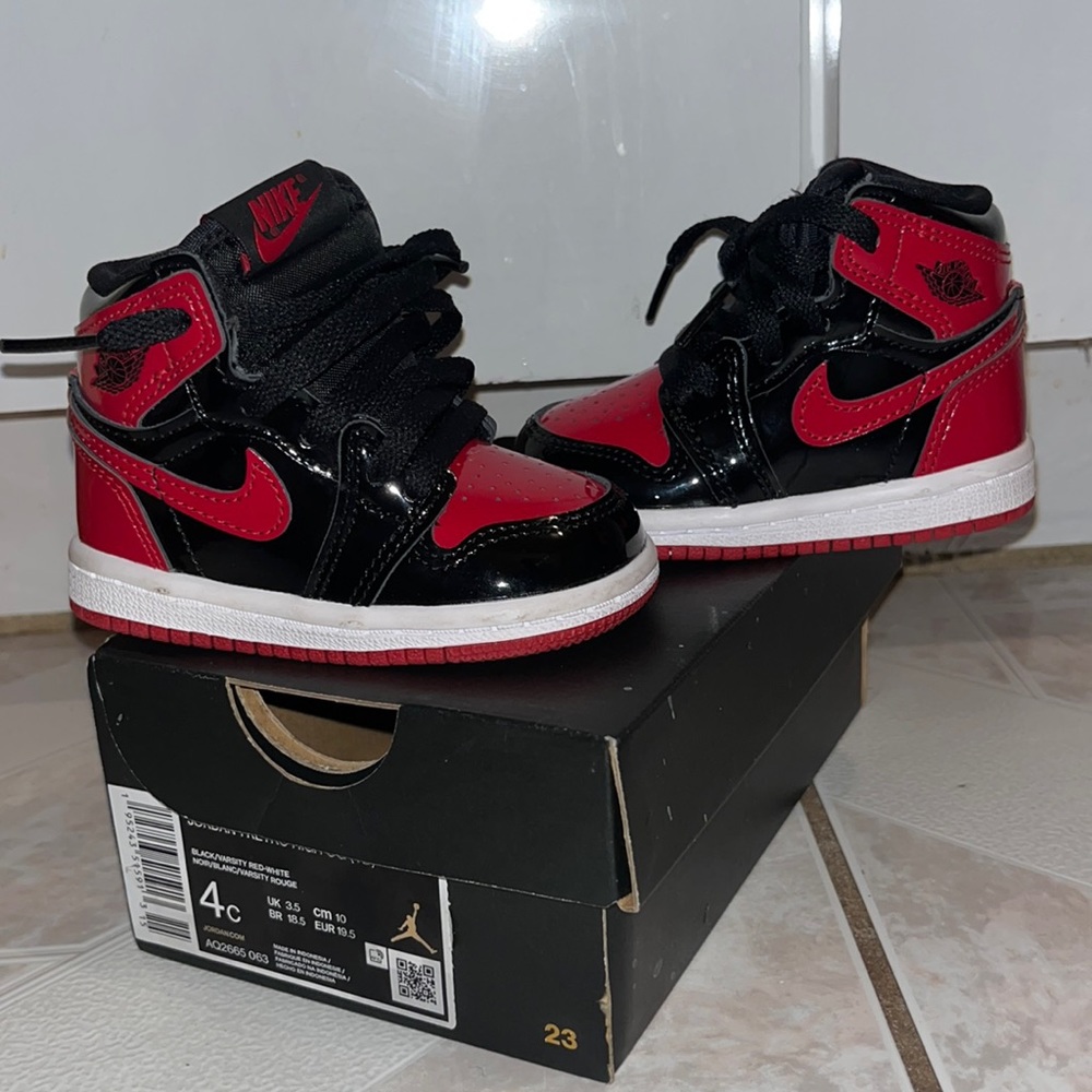 Jordan 1 retro High OG. Black varsity/ Red/ White. Size 4C